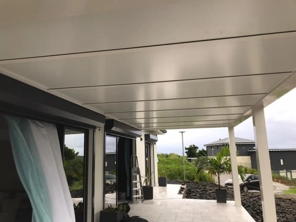 Réalisation avancée de terrasse en aluminium en Martinique par Nord System