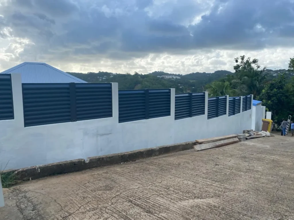 Réalisation clôture ou portail en aluminium en Martinique par Nord System
