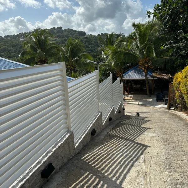 Réalisation clôture ou portail en aluminium en Martinique par Nord System
