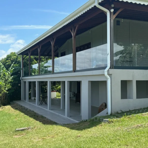 Réalisation garde-corps en verre intégral en Martinique par Nord System