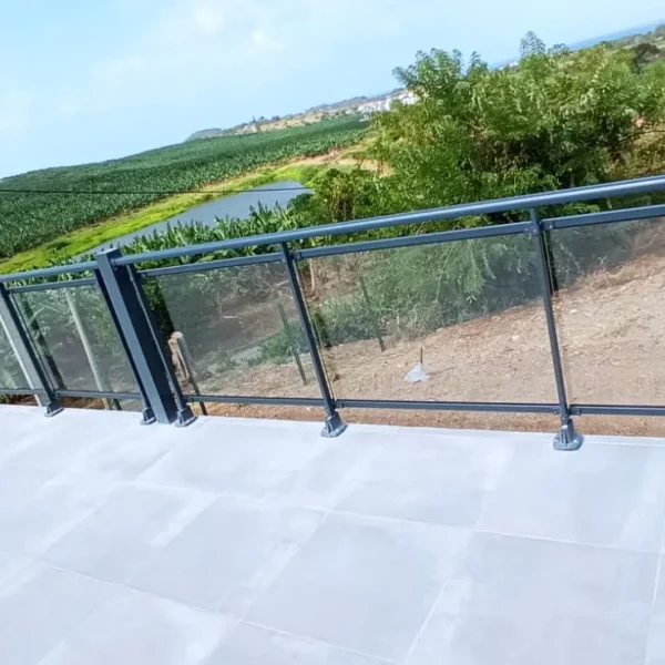Réalisation garde-corps vitré avec main courante aluminium en Martinique par Nord System