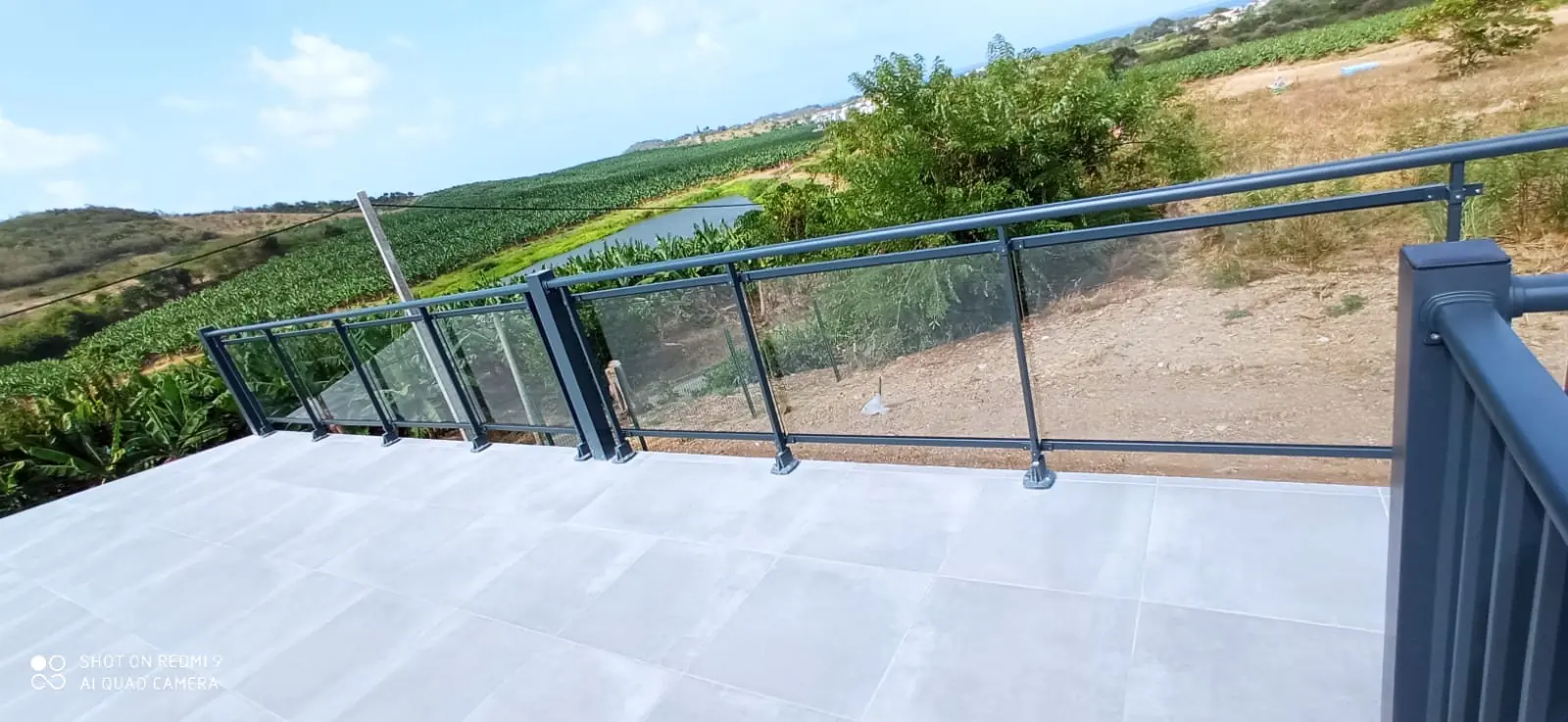 Garde-corps vitré avec main courante aluminium en Martinique – Nord System 01 Réalisation garde-corps vitré avec main courante aluminium en Martinique par Nord System