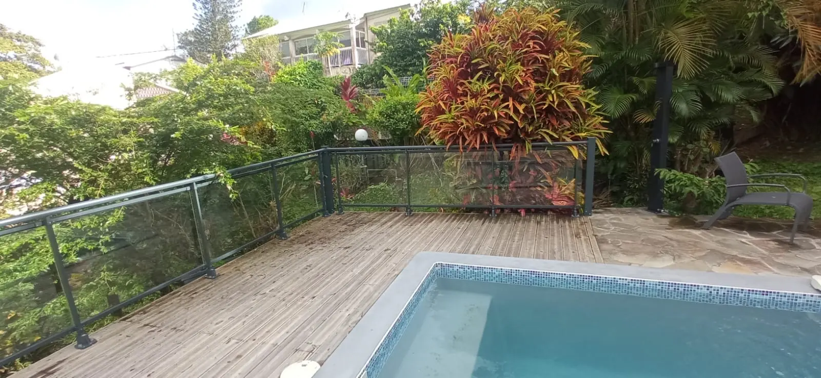 Réalisation garde-corps vitré avec main courante aluminium en Martinique par Nord System