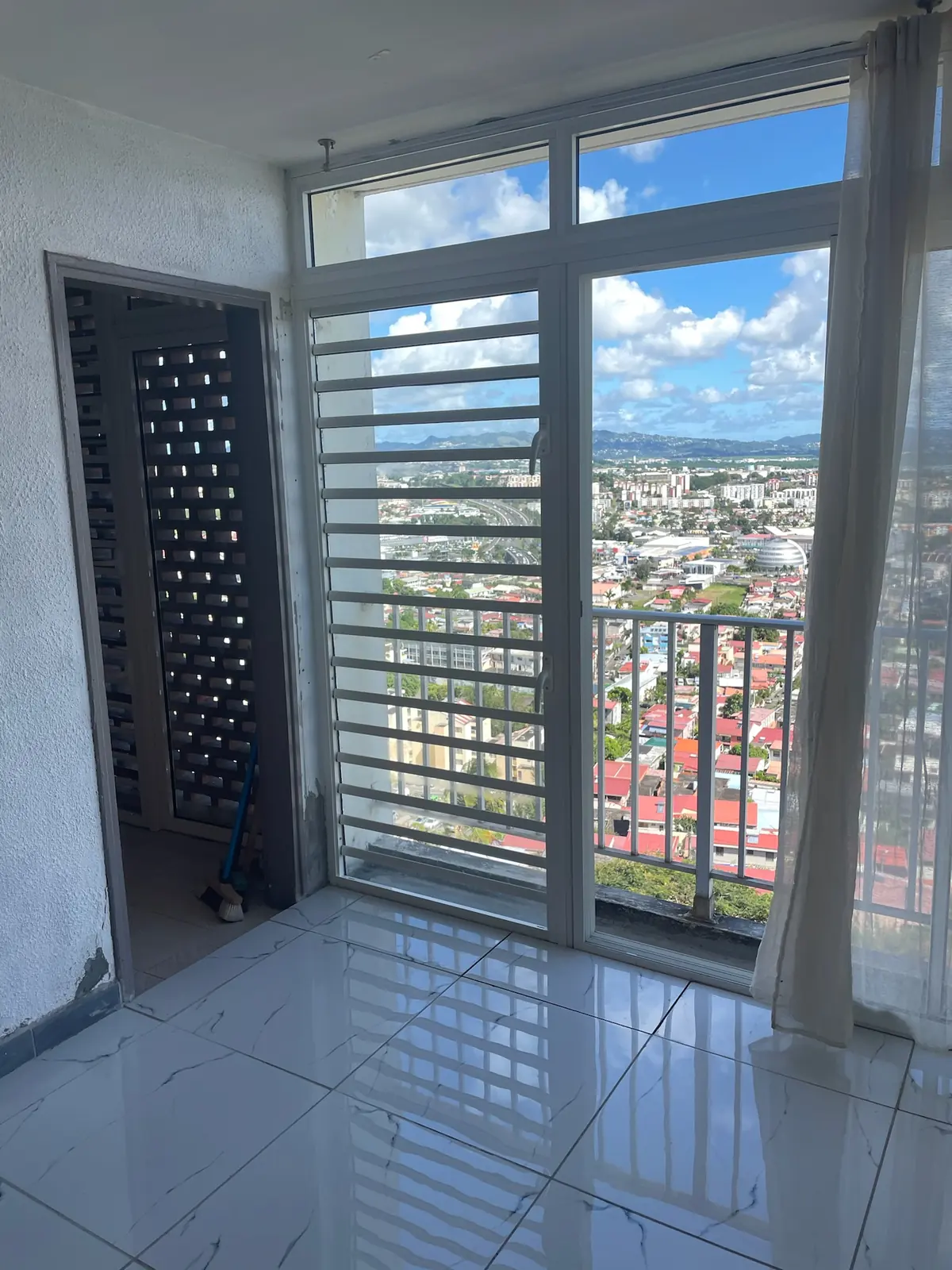 Menuiserie aluminium sur mesure en Martinique – Nord System 08 Réalisation menuiserie aluminium sur mesure en Martinique par Nord System
