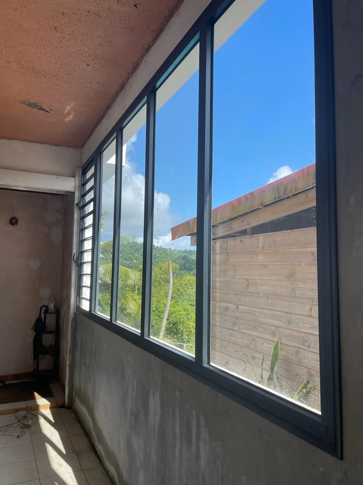 Menuiserie aluminium sur mesure en Martinique – Nord System 10 Réalisation menuiserie aluminium sur mesure en Martinique par Nord System