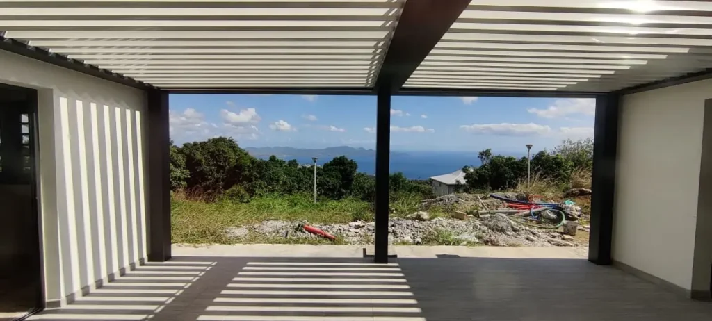 Réalisation pergola bioclimatique en aluminium en Martinique par Nord System
