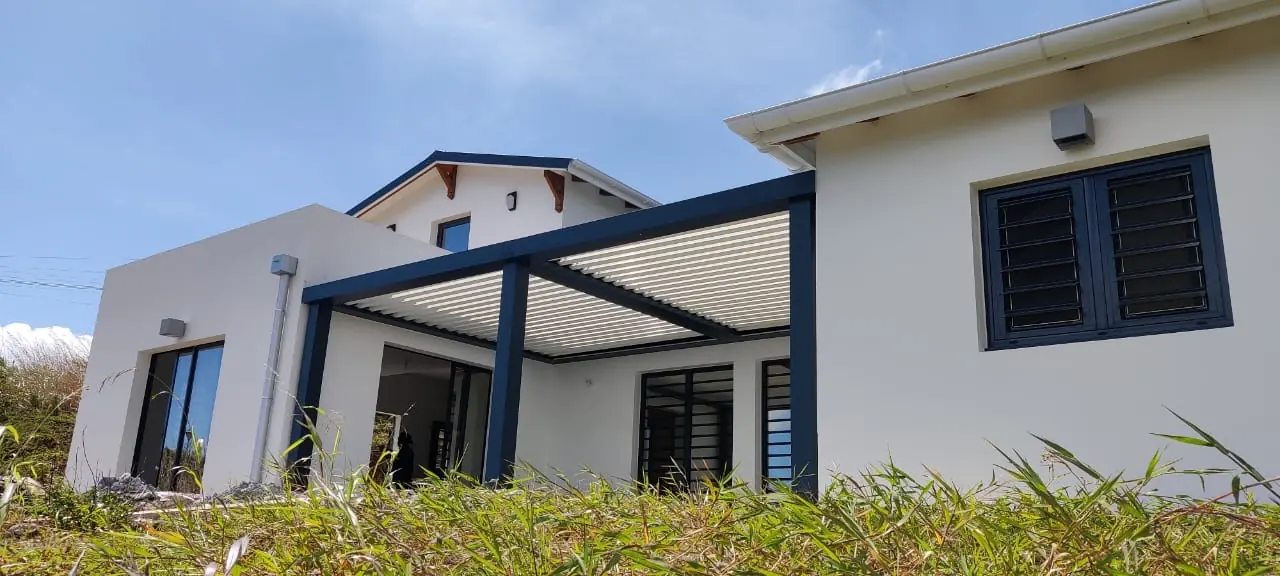 Réalisation pergola bioclimatique en aluminium en Martinique par Nord System