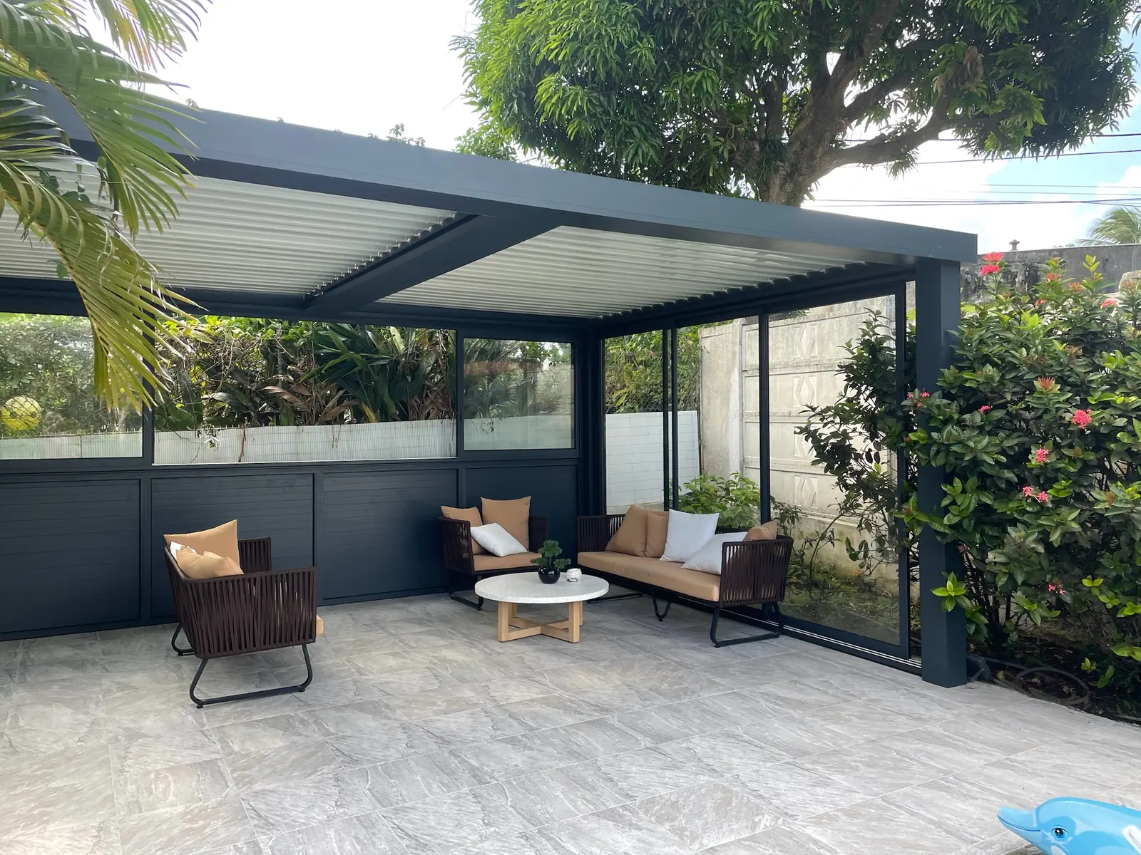 Pergola bioclimatique en aluminium en Martinique – Nord System 06 Réalisation pergola bioclimatique en aluminium en Martinique par Nord System