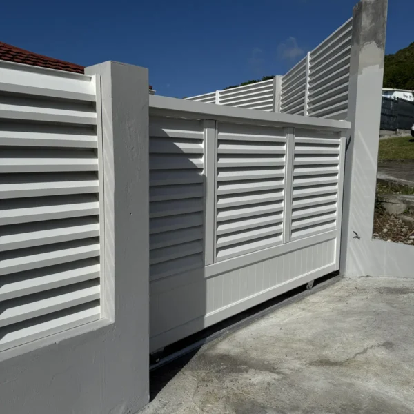 Réalisation portail coulissant en aluminium en Martinique par Nord System