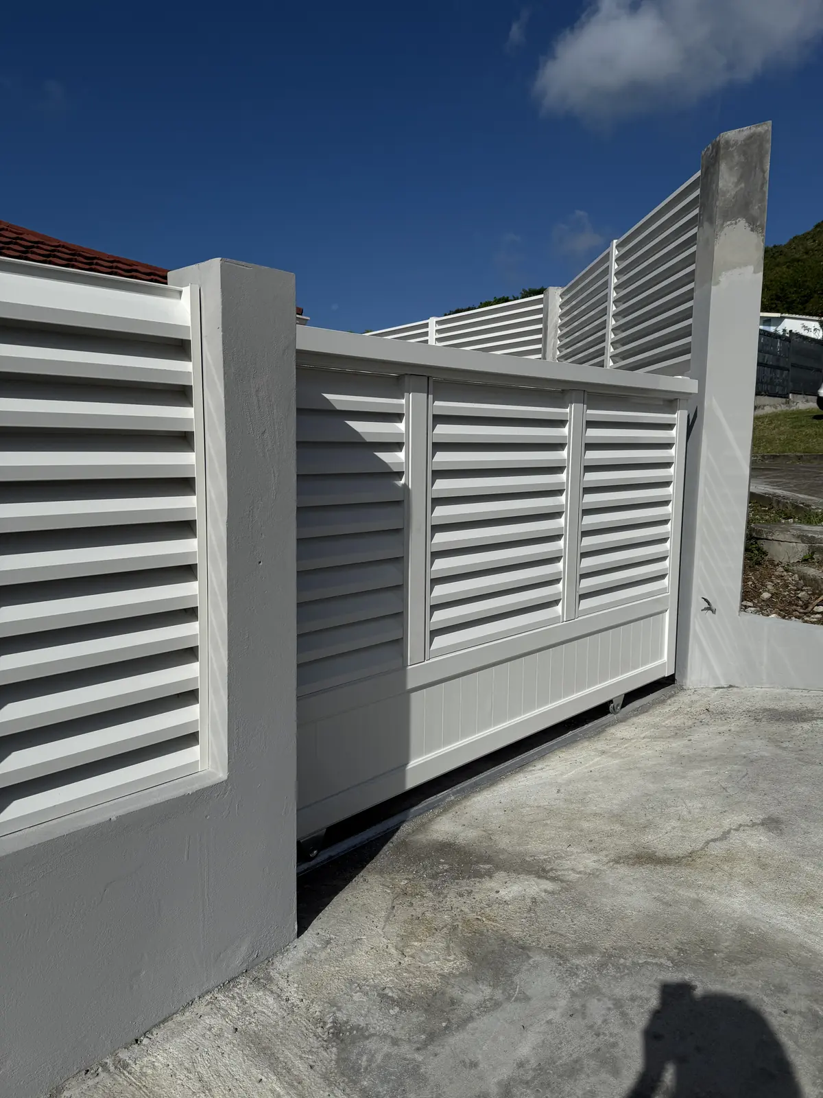 Portail coulissant en aluminium en Martinique – Nord System 01 Réalisation portail coulissant en aluminium en Martinique par Nord System