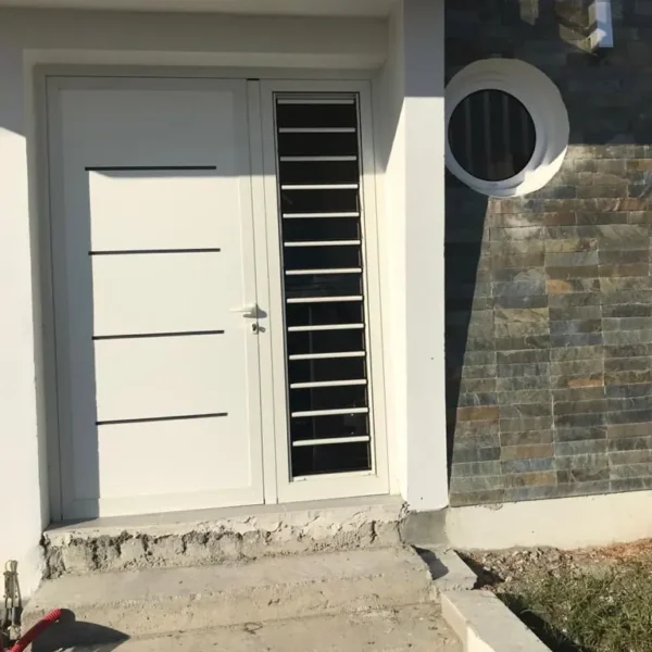 Réalisation porte aluminium sur mesure en Martinique par Nord System