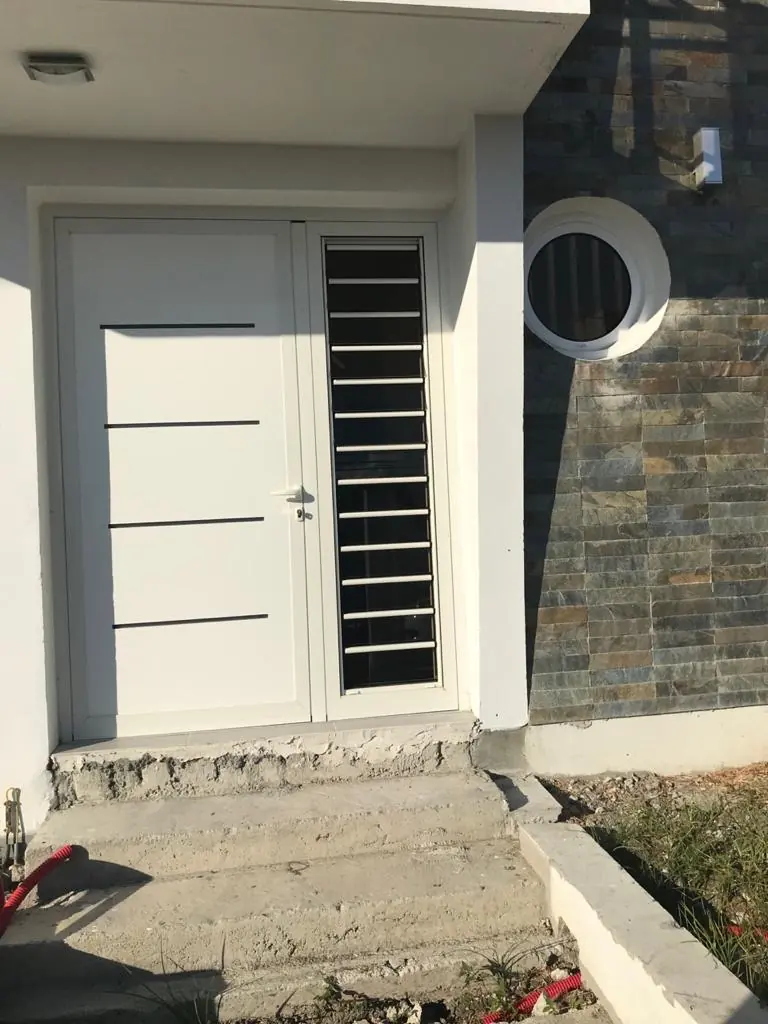 Réalisation porte aluminium sur mesure en Martinique par Nord System